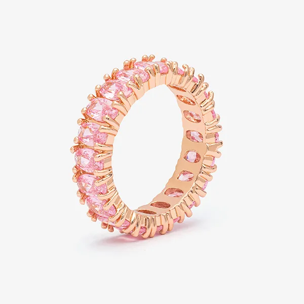 Bague sertie de pierres roses photographiée en gros plan