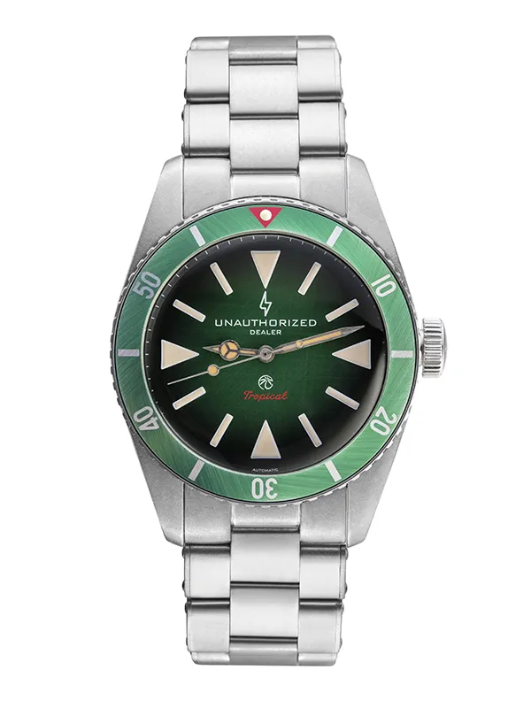 Packshot d’une montre de plongée à cadran vert sur fond blanc